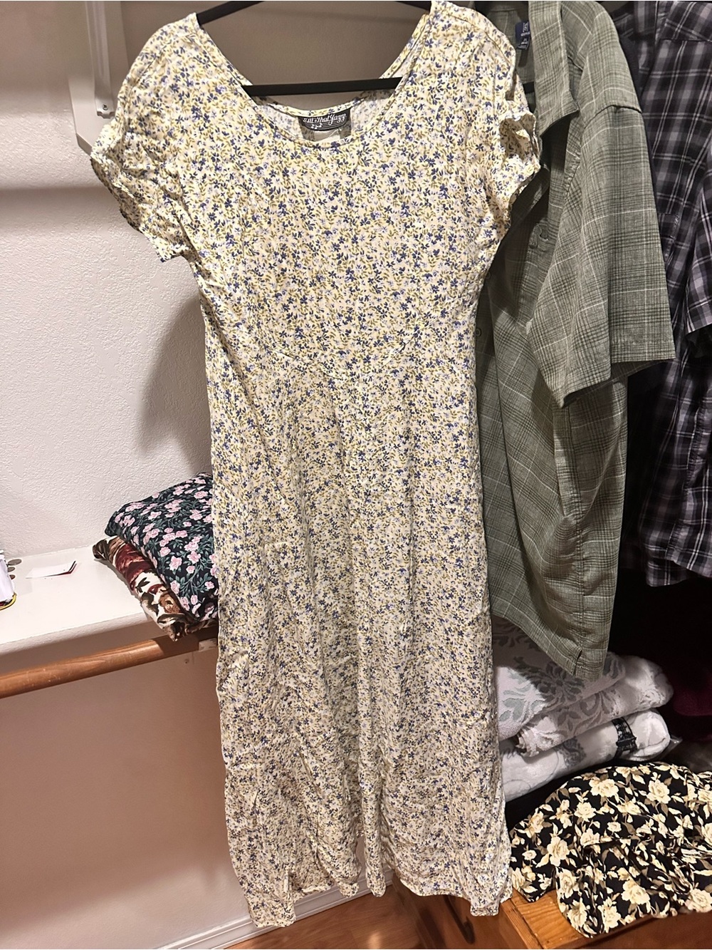 Floral Short-Sleeve Maxi Dress in Light Yellow. All that jazz. No size tag